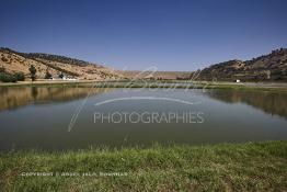 Image du Maroc Professionnelle de  Le barrage Oued El Makhazine, conçu pour le développement et  l'irrigation du périmètre du Loukkos. Ainsi les champs situés dans le triangle Ksar El Kébir, Larache, Moulay Bouselham profitent de cette infrastructure. Cette importante réalisation située sur El Oued Loukkos sert à la régularisation inter annuelle des débits tout en formant une protection contre les crues, au Jeudi 1er Septembre 2005 à cette datte le barrage dispose 309 Million de M3. (Photo / Abdeljalil Bounhar) 